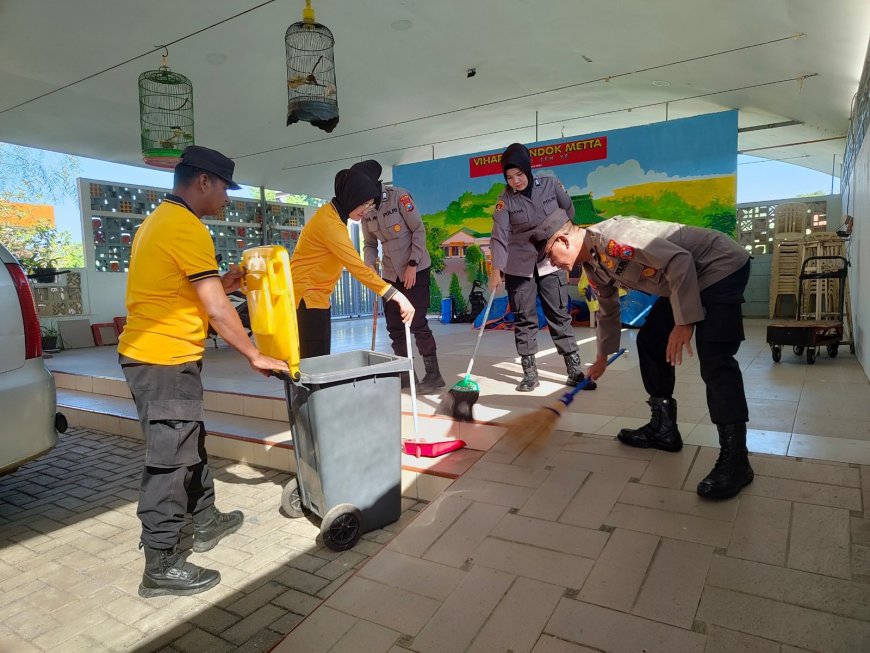 Sambut Hari Bhayangkara ke-80, Polres Malang Bersih-Bersih Vihara di Lawang