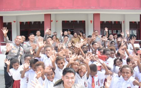 Satgas Damai Cartenz Bagikan Tas dan Alat Tulis untuk Masa Depan Papua